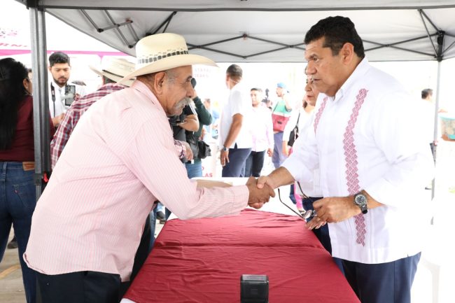 Llevan justicia social a Playa Larga en Jonuta