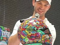 Daniel Suárez presenta su casco para la carrera de NASCAR Cup en México