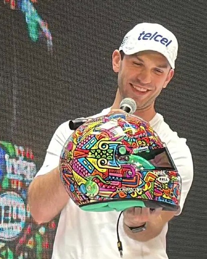 Daniel Suárez presenta su casco para la carrera de NASCAR Cup en México
