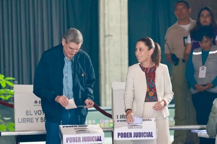 Vota Sheinbaum en la primera elección judicial