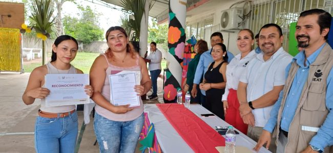 Egresan del IEAT asesorados por prestadores de servicio social