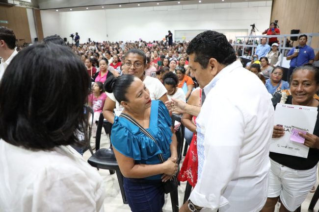 Entregan 2 mil Tandaspara la Mujer en Centro 