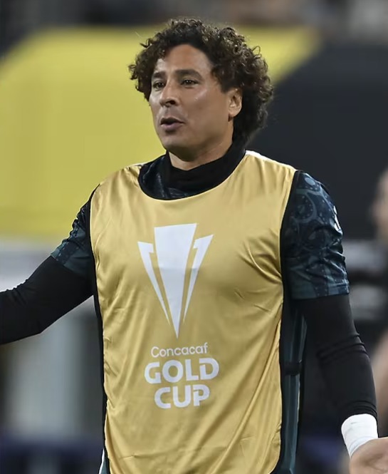 Pumas; fuchi a Memo Ochoa